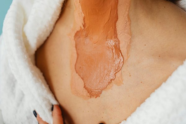 Explorez les bienfaits insoupçonnés de l"huile de ricin pour sublimer la chevelure féminine : méthodes d"application efficaces !